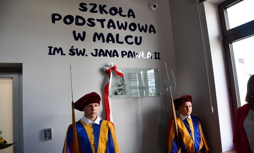 Od teraz Szkoła Podstawowa w Malcu im. Jana Pawła II!