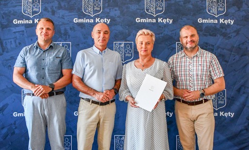 Nowe rozdanie w kęckiej edukacji: burmistrz wręczył nominację i pożegnał dyrektorów odchodzących na emeryturę