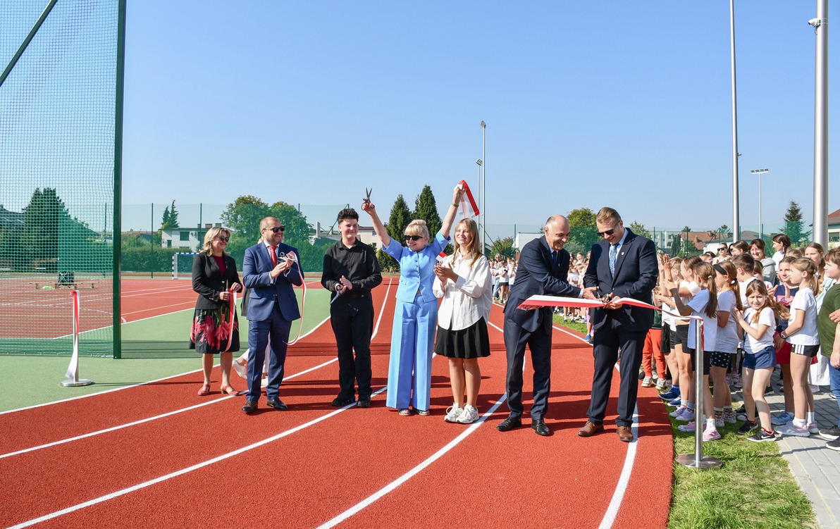 Kompleks sportowy przy kęckiej „Dwójce” otwarty hucznie i w doborowym towarzystwie