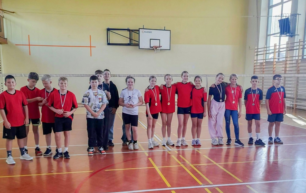 Awans drużyn dziewcząt i chłopców ze SP nr 2 w Kętach do Małopolskich Igrzysk Dzieci w Drużynowym Badmintonie!