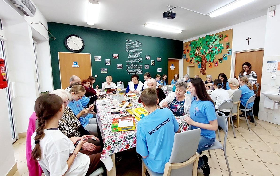 „Czas z planszówką” - wolontariusze z „Trójki” z wizytą u seniorów