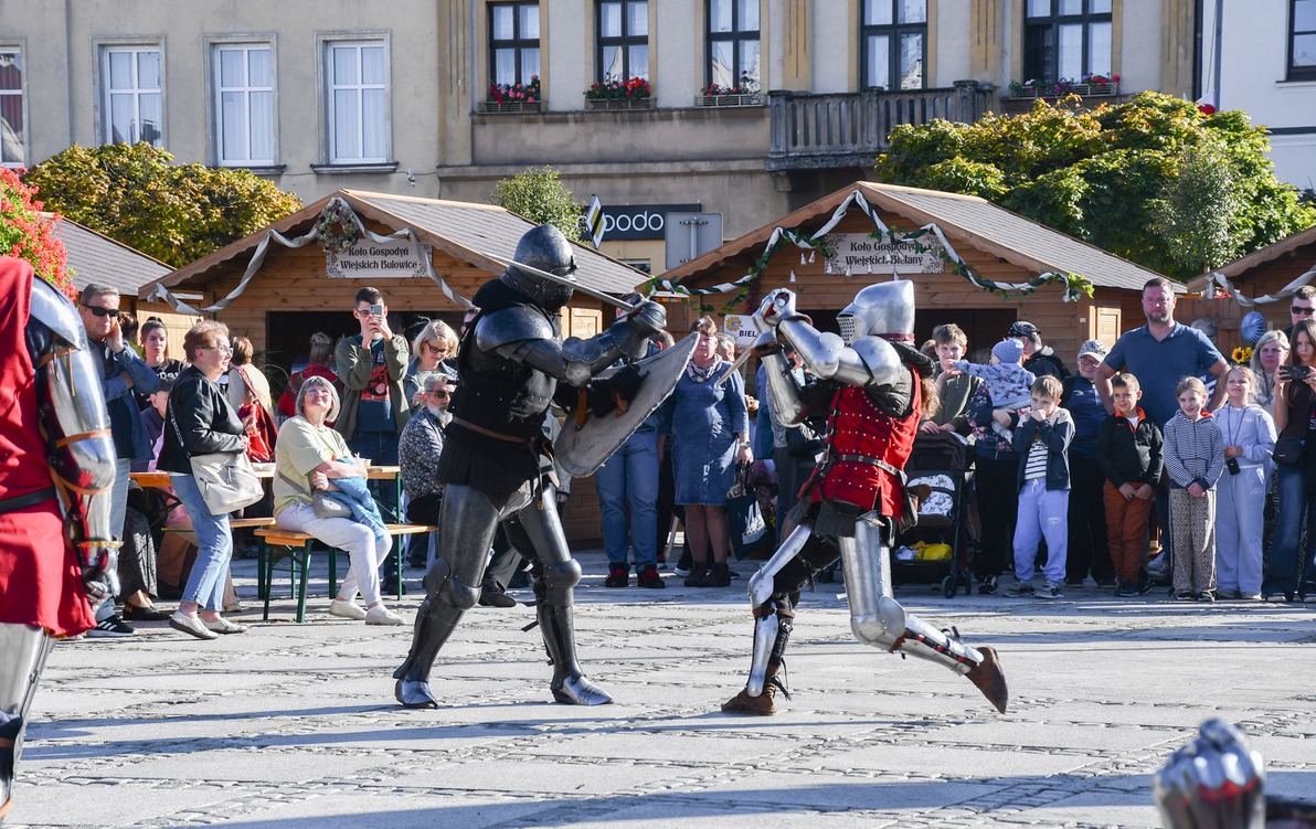 Średniowieczna magia i żywa tradycja na kęckim Rynku – relacja z Jarmarku Świętojańskiego