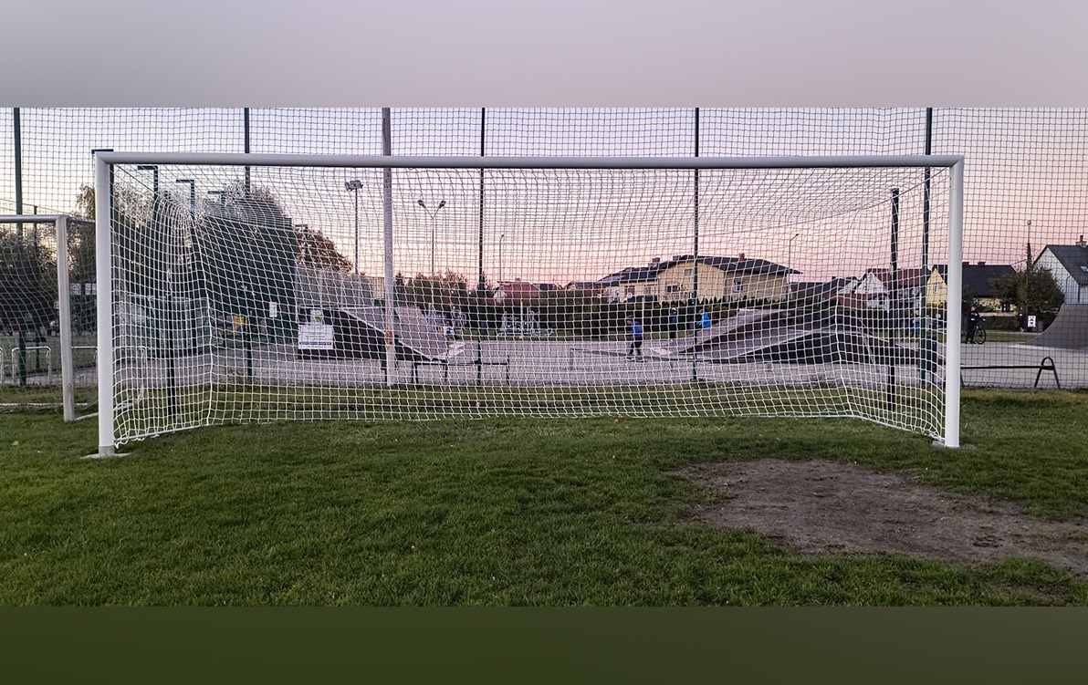 Nowe bramki na boisku bocznym na stadionie TS Hejnał Kęty