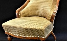 Sofa i berżera w mieszczańskim saloniku