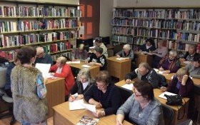 Aktywni seniorzy w bibliotece