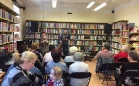 Kuba Michalski w kęckiej bibliotece