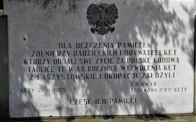 IPN chce zdemontować tablicę na kęckim cmentarzu