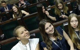 Młode posłanki na sesji Sejmu Dzieci i Młodzieży