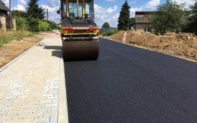 Na ul. Podlas rozpoczęło się asfaltowanie nawierzchni