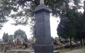 Zabytkowy pomnik na cmentarzu komunalnym odzyskał dawny wygląd
