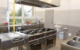 Czy to salon luster? Nie, to nowa kuchnia w kęckim przedszkolu!