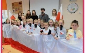 „DZIADEK” Z ODWIEDZINAMI U UCZNIÓW - RZECZ O TYM, JAK „JEDYNKA” NIEPODLEGŁOŚĆ ŚWIĘTOWAŁA