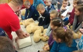 Straż Miejska w Kętach oraz OSP Witkowice dbają o bezpieczeństwo dzieci i młodzieży