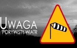 UWAGA! Wiatr zrywa dachy i łamie drzewa!