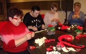 Warsztaty z bibułkarstwa artystycznego i decoupage z osobami niepełnosprawnymi