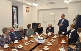 Przedświąteczne spotkanie emerytowanych pracowników Urzędu Gminy w kęckim magistracie