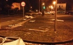 Wpadł w poślizg i zdewastował baner reklamowy