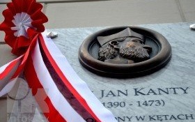 Burmistrz Gminy Kęty odsłonił pamiątkową tablicę ku czci Patrona miasta