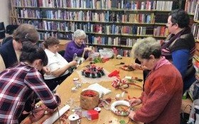 Seniorzy w bibliotece