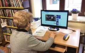 Akcja dla seniorów "Tydzień z Internetem" w kęckiej bibliotece