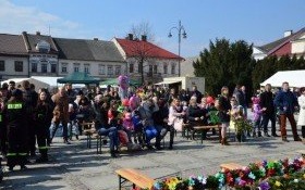 Wiosenna i świąteczna niedziela na kęckim Rynku