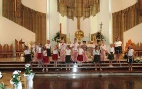 Uczniowie SP nr w Kętach uczcili Dzień Matki programem artystycznym w Kościele NSPJ