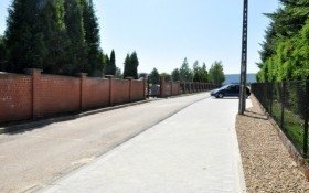 Miejsca parkingowe przy bocznej bramie cmentarza w Bulowicach już gotowe