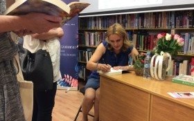 Spotkanie z Krystyną Mirek w kęckiej bibliotece