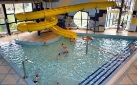 Zorganizowane zajęcia z opiekunem na kęckiej pływalni