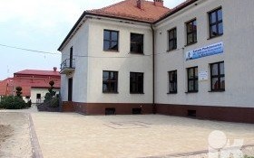 Nowa kostka brukowa przed szkołą w Bielanach