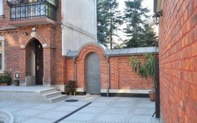 Pięknieje klasztorny dziedziniec Sióstr Klarysek w Kętach