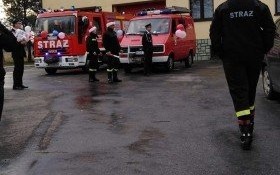 Druhowie OSP pomagają Świętemu Mikołajowi