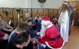 Gimnazjaliści z Nowej Wsi z mikołajkową wizytą w Szkole Życia