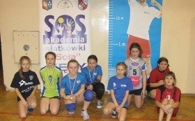 Czwartoklasistki na półmetku rozgrywek Akademii Mini Siatkówki w Kętach