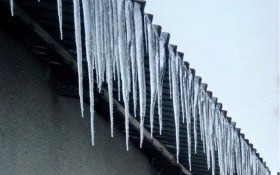 Policja przypomina o obowiązku usuwania sopli oraz śniegu z dachów