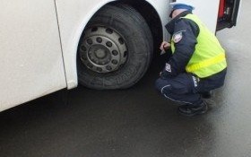 Akcja „Bezpieczne Ferie 2019". Policjanci przypominają o możliwości skontrolowania autokarów przed wyjazdem na zimowisko