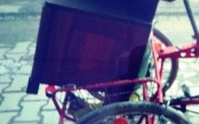 Nietrzeźwy rowerzysta wpadł przewożąc komodę