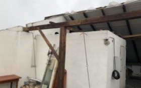 Zerwane dachy, pozrywane linie i powalone drzewa – bilans strat po nocnej wichurze