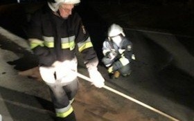 Nocna akcja strażaków przy neutralizacji substancji ropopochodnej