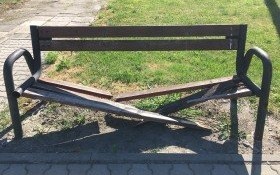 Ławka już nie posłuży… Zajęli się nią wandale