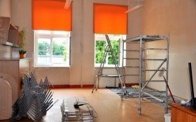 Uczniowie na wakacjach, a w "Jedynce" praca wre