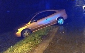 Podejrzany o trzy przestępstwa drogowe wpadł do rowu, a później w ręce policjantów