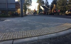 Chodnik już prawie gotowy, trzeba tylko usunąć stare słupy