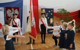 JESTEM UCZNIEM - ślubowanie uczniów klas pierwszych w kęckiej "Dwójce"