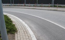 Brawura czy brak oświetlenia? Co jest powodem wypadków na nowych rondach?