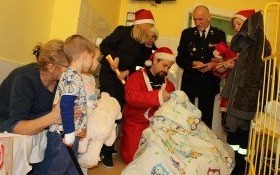 Kęcki Święty Mikołaj odwiedził dzieci na szpitalnych oddziałach