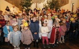 Orszak Trzech Króli i kolędowanie z ZPiT "Małe Kęty" w kęckiej parafii na osiedlu