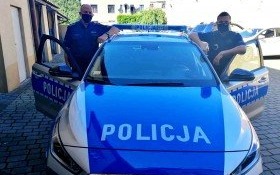 Dzielnicowi uratowali życie seniorce. Kęczanka próbowała wyjść z domu przez okno