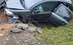 Zasnął za kierownicą. Obudził się w rowie