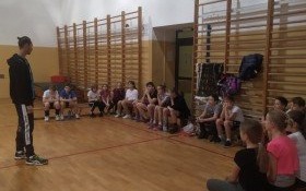 Ambasador Siatkarskiego Ośrodka SOS 2 Kęty odwiedził najmłodszych adeptów na zajęciach Akademii Siatkówki w "Dwójce"